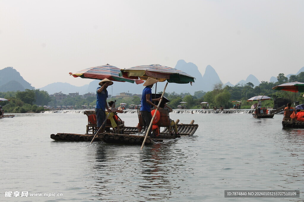 漓江竹筏游 悠然山水间