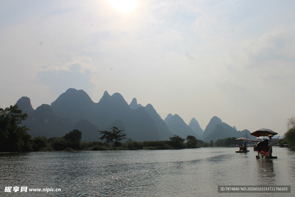 漓江山水美景 孤舟泛江