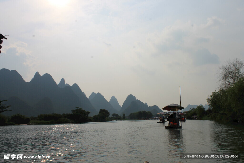 漓江山水间的悠然小船