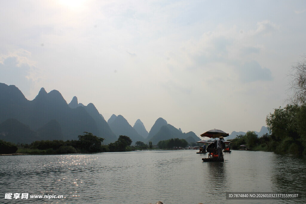 漓江泛舟赏秀丽山水