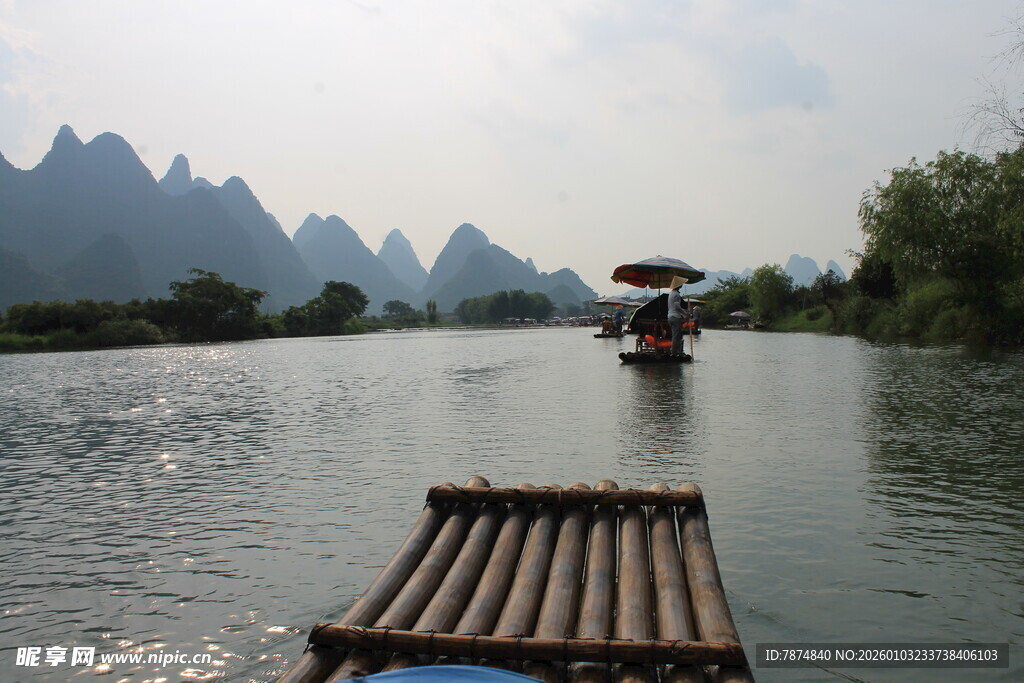 漓江竹筏泛舟山水间
