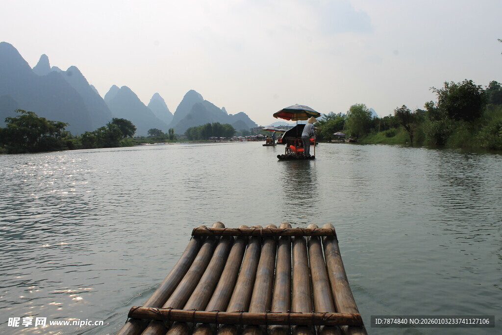 漓江竹筏 山水间悠然景致