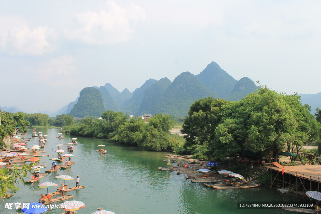 漓江山水间的河畔风光