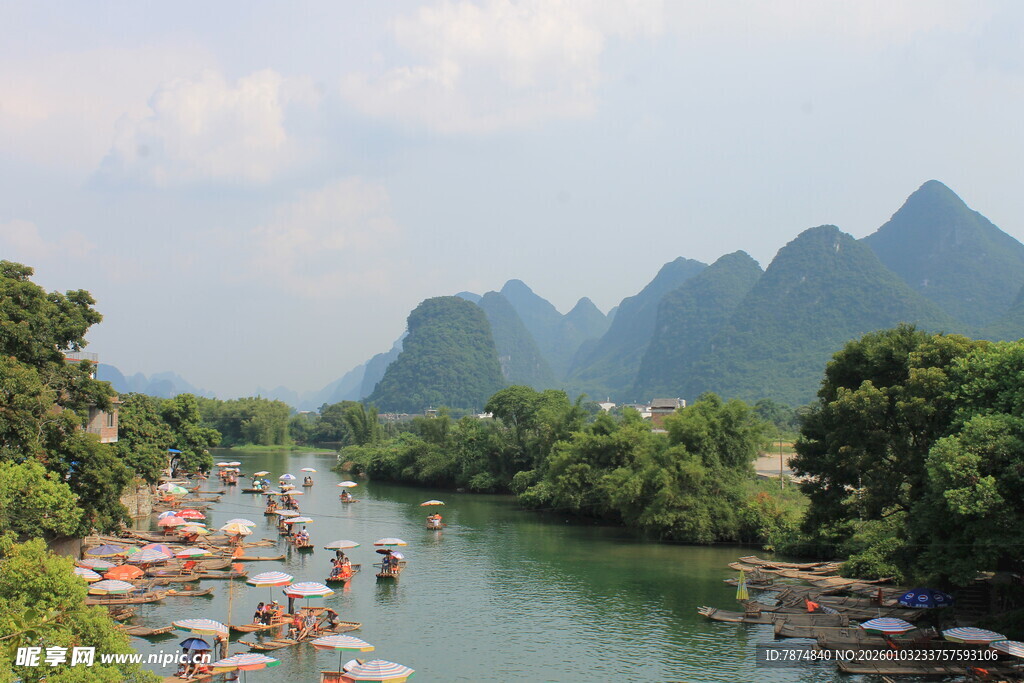 漓江山水间的竹筏漂流