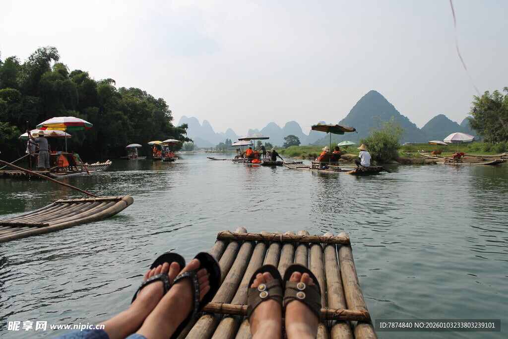 漓江竹筏上的惬意时光