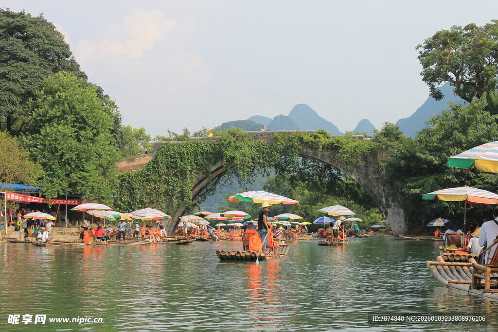 漓江畔热闹的水上休闲场景