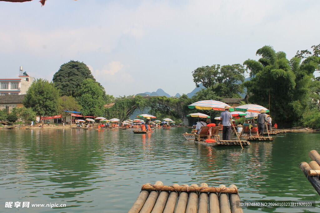 水上竹筏游 水乡好风光