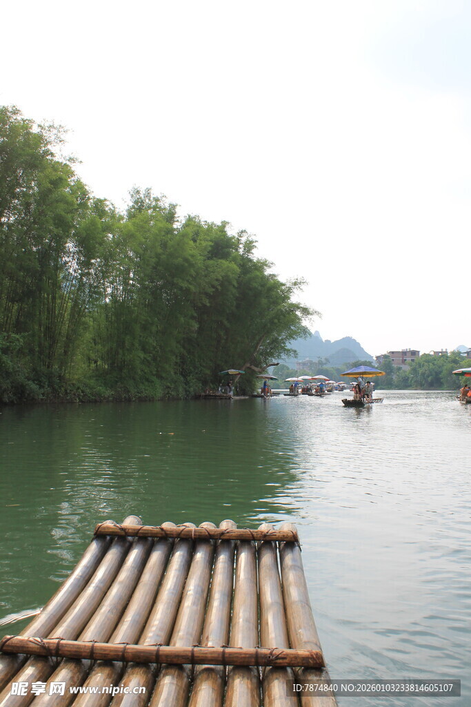 宁静河畔的竹筏风光