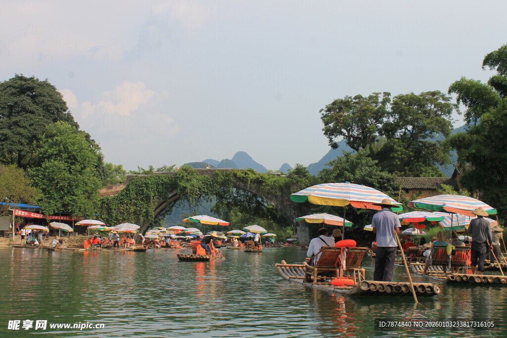 漓江竹筏游山水风光如画