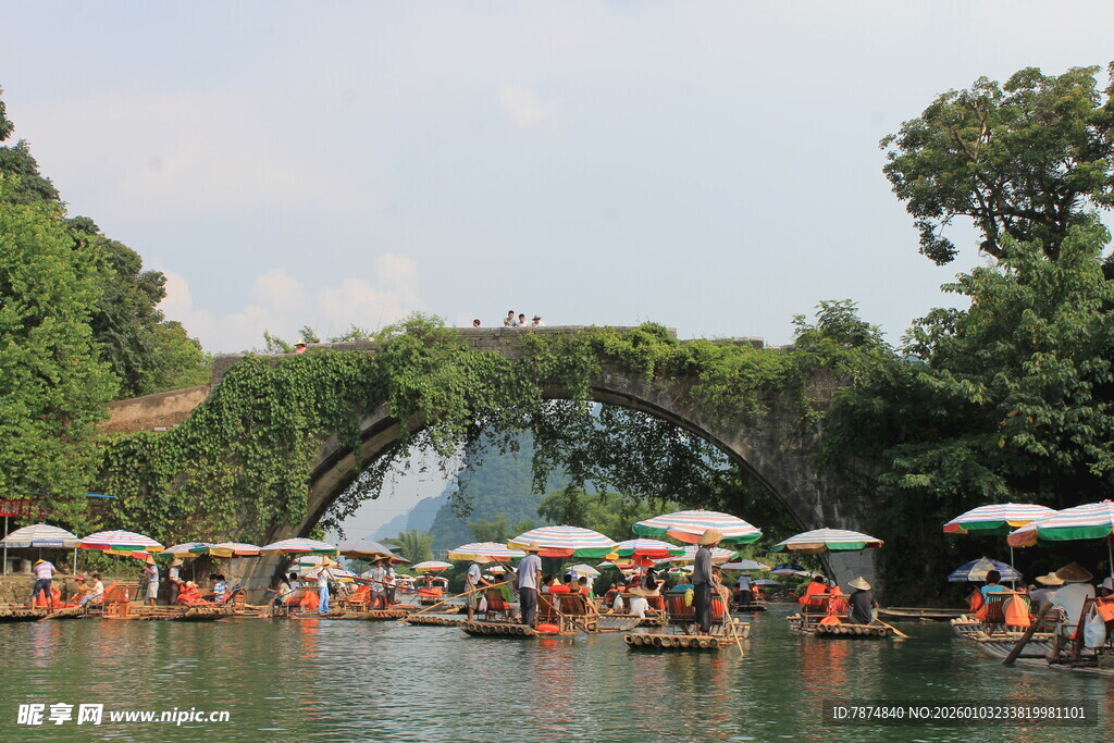 水上泛舟处 绿荫拱桥景