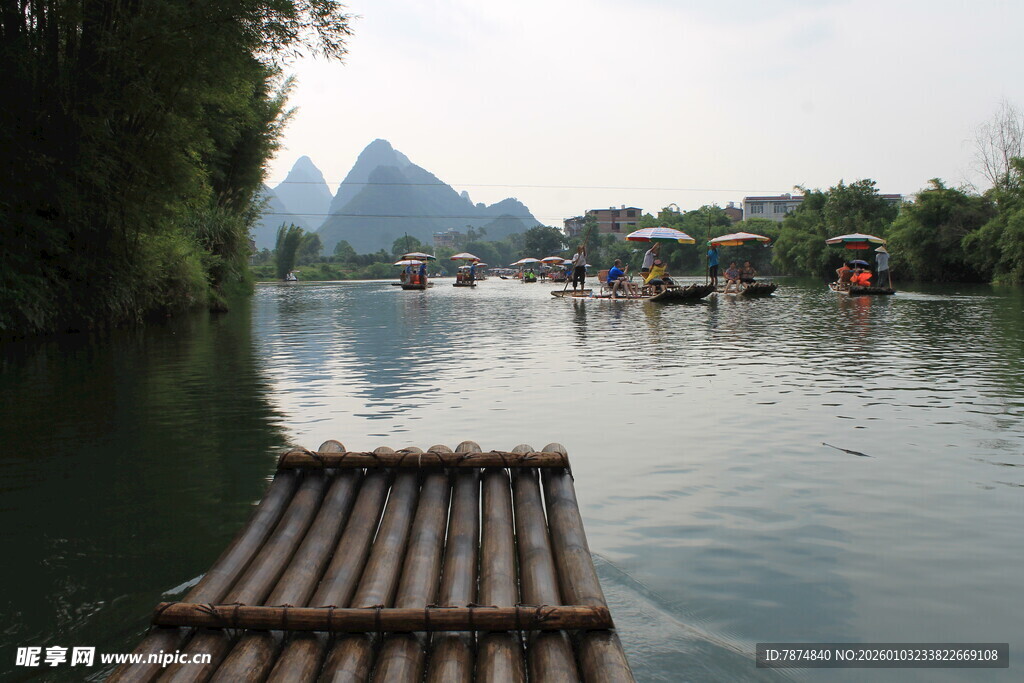 漓江竹筏 山水间悠然景致