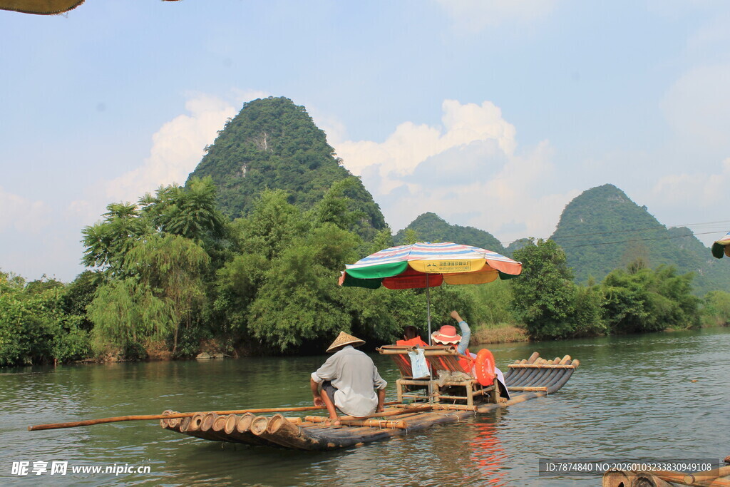 漓江竹筏游 赏山水美景