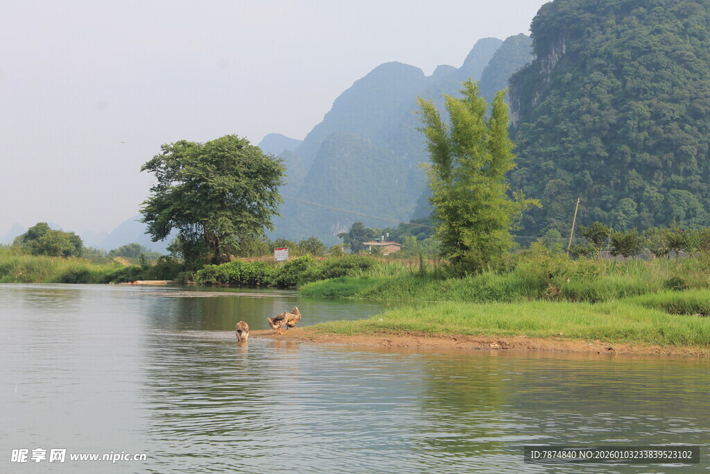 漓江山水间的悠然景致