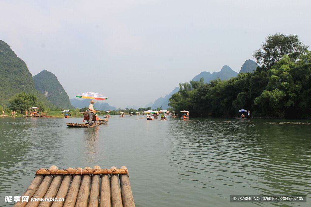 漓江竹筏游 山水入画境