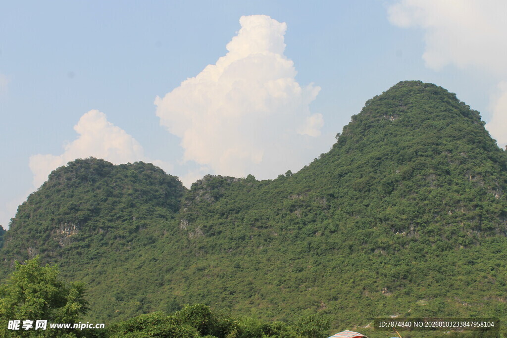 青山白云间的秀丽景致