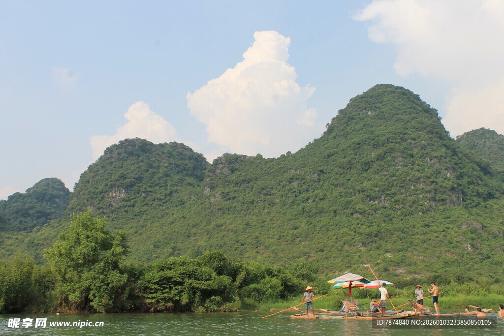 山水相依的秀丽自然风光