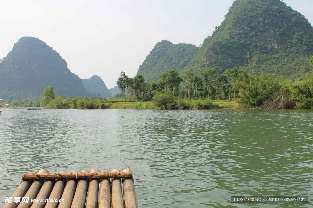 漓江竹筏山水美景
