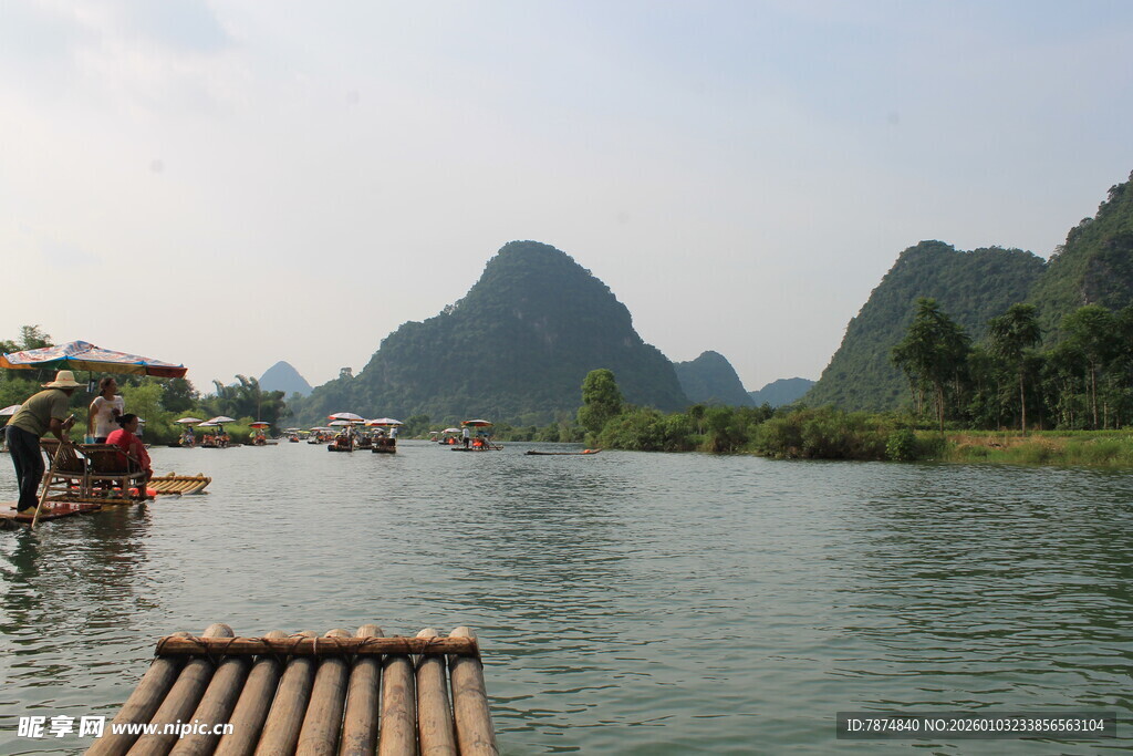 漓江山水间的竹筏美景