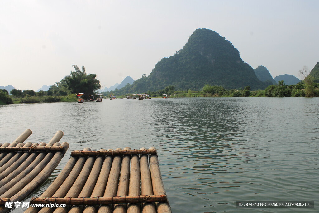 漓江竹筏山水美景