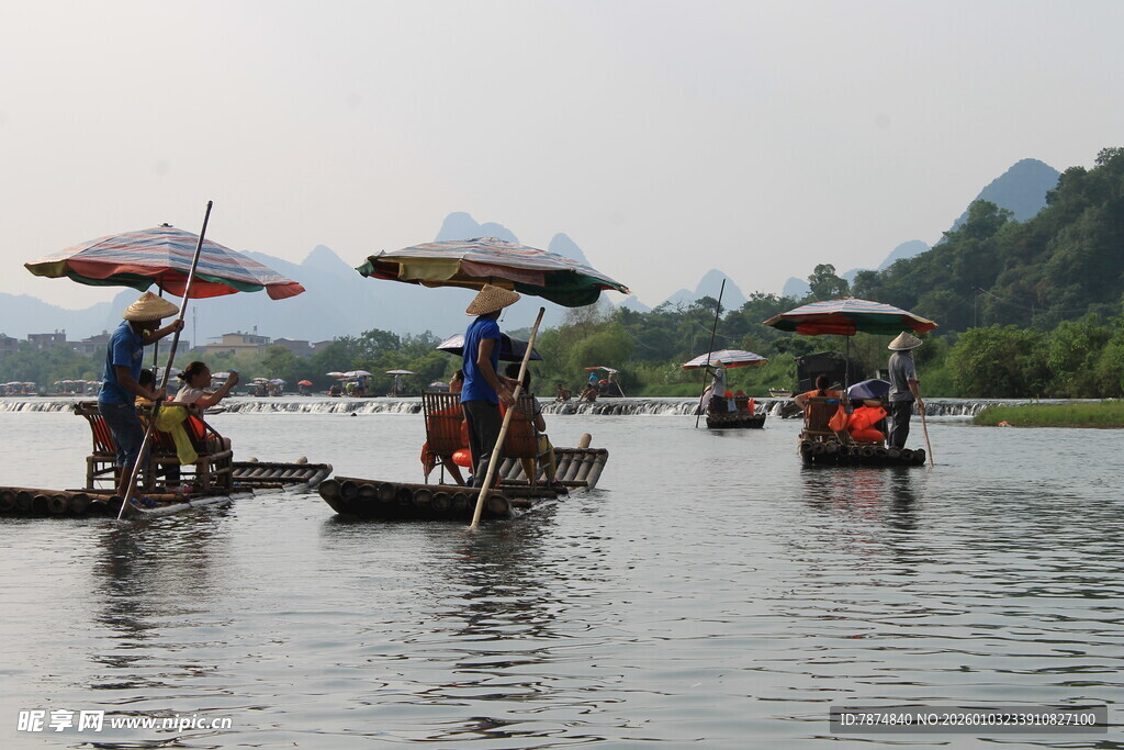 江上竹筏游 撑伞赏景人