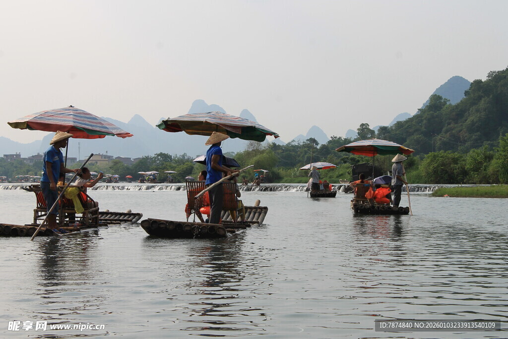 漓江竹筏游 悠然山水间