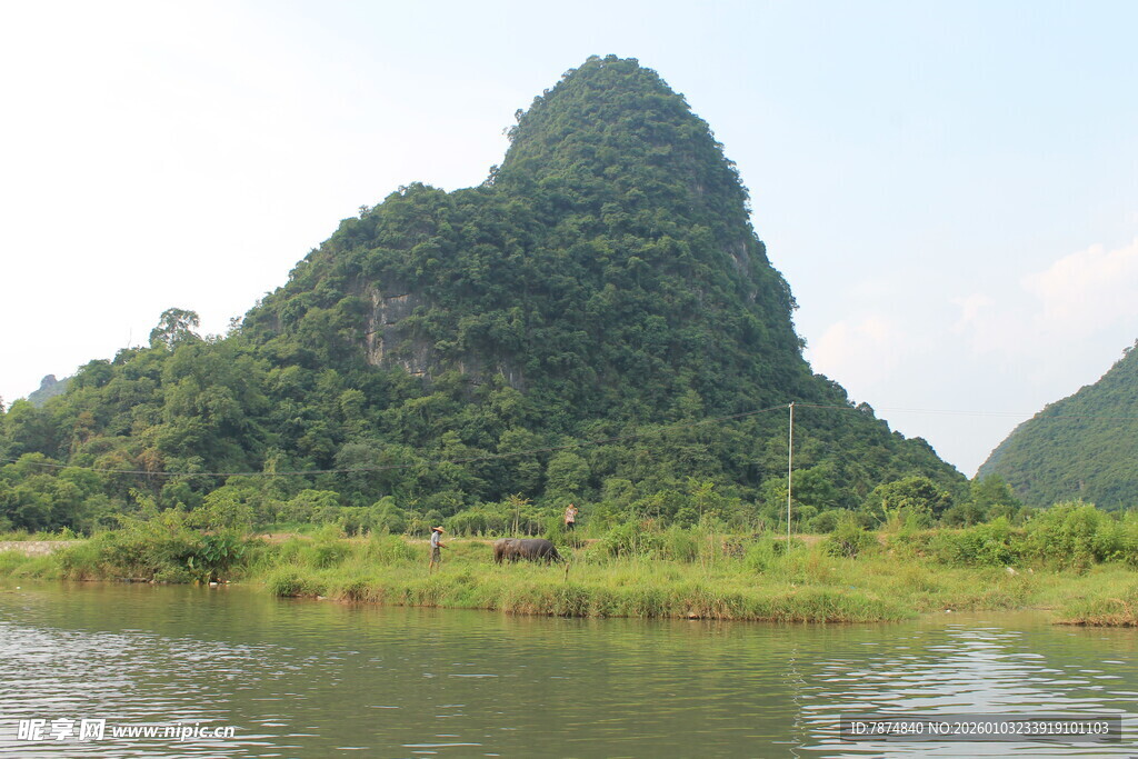 漓江畔秀丽山峰景色