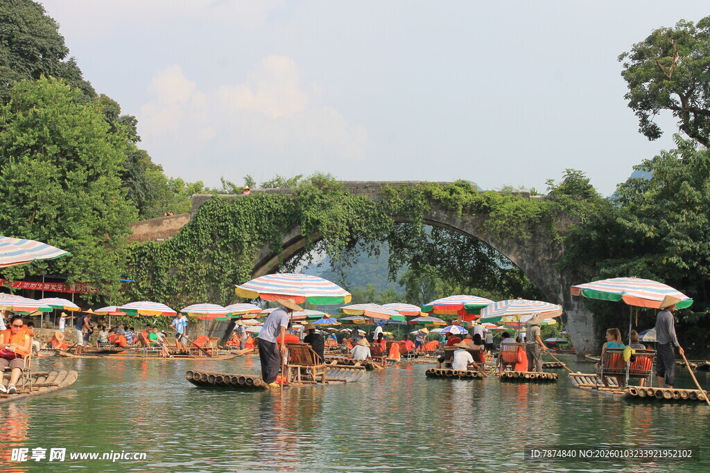 水上泛舟的热闹景象