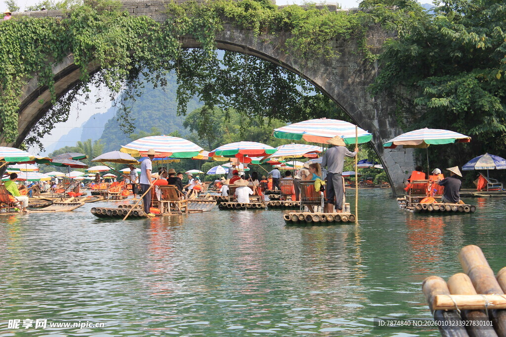 漓江游人撑伞泛舟赏景