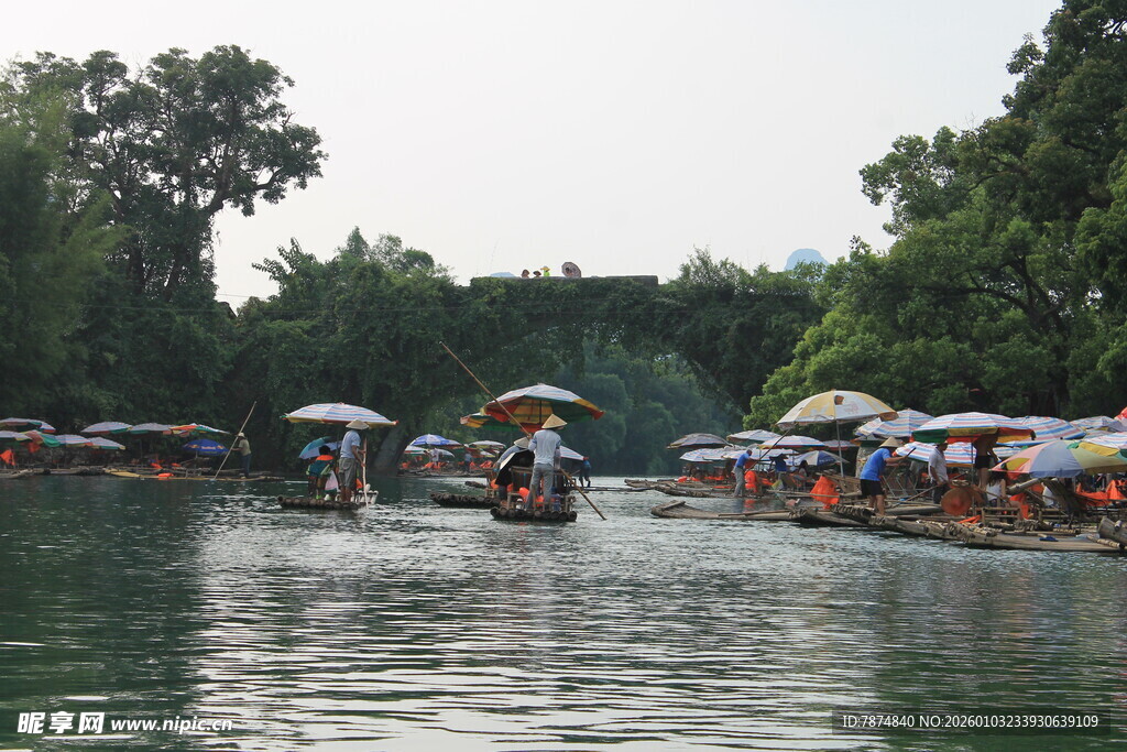 河上泛舟 多彩船只游于绿波