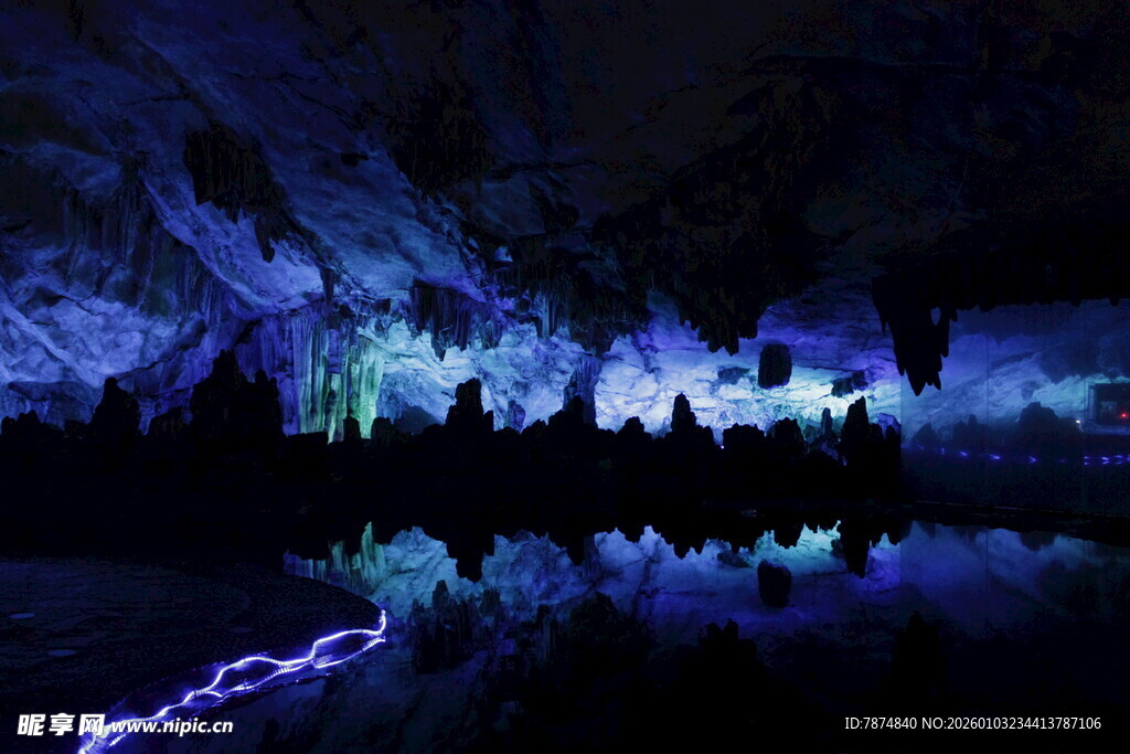 梦幻溶洞夜景 水光倒影