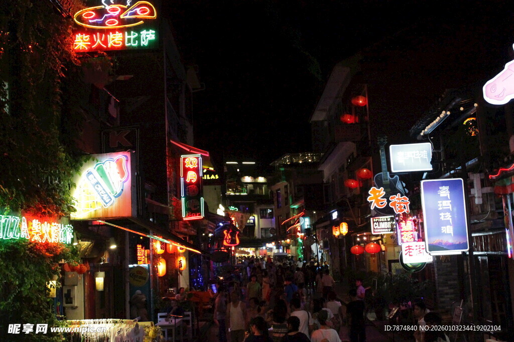 热闹的夜间商业街景象