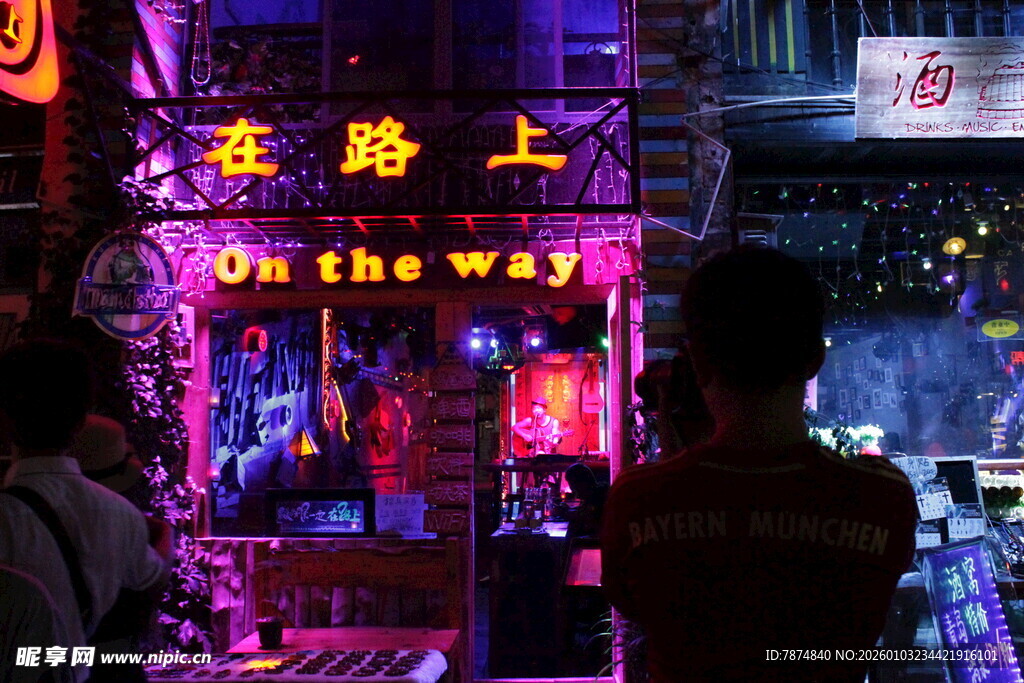 霓虹夜色中的街头景象