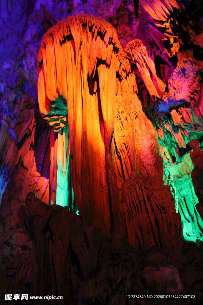 梦幻溶洞景观 五彩钟乳石