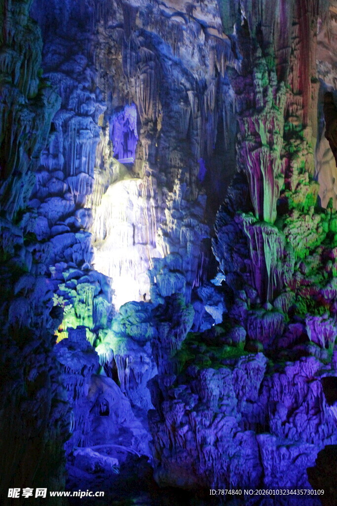 神秘洞穴内的幽蓝奇幻之光