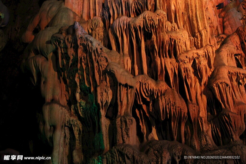 洞穴内壮观的钟乳石景观