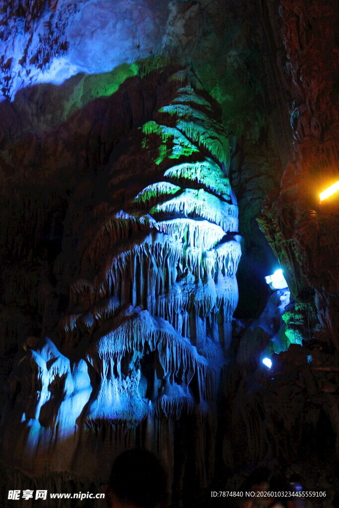 梦幻灯光下的奇妙溶洞景观