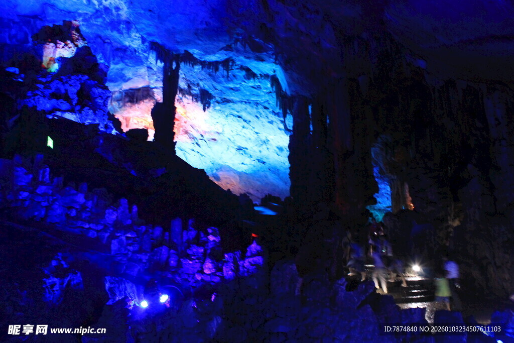 梦幻蓝色溶洞景观