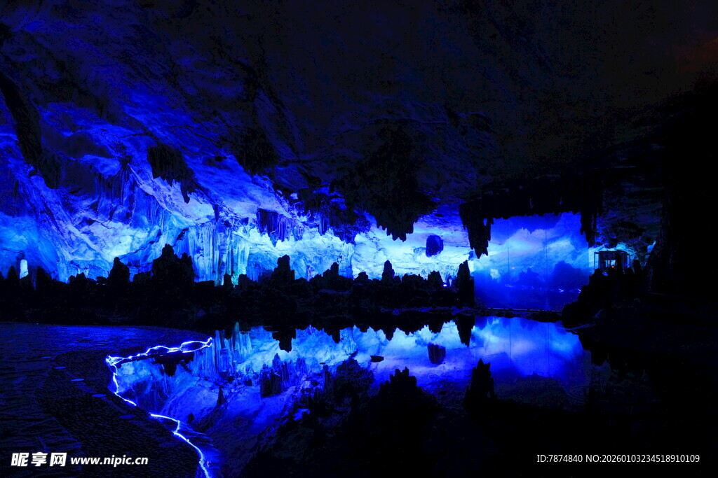 梦幻蓝调灯光夜景倒影