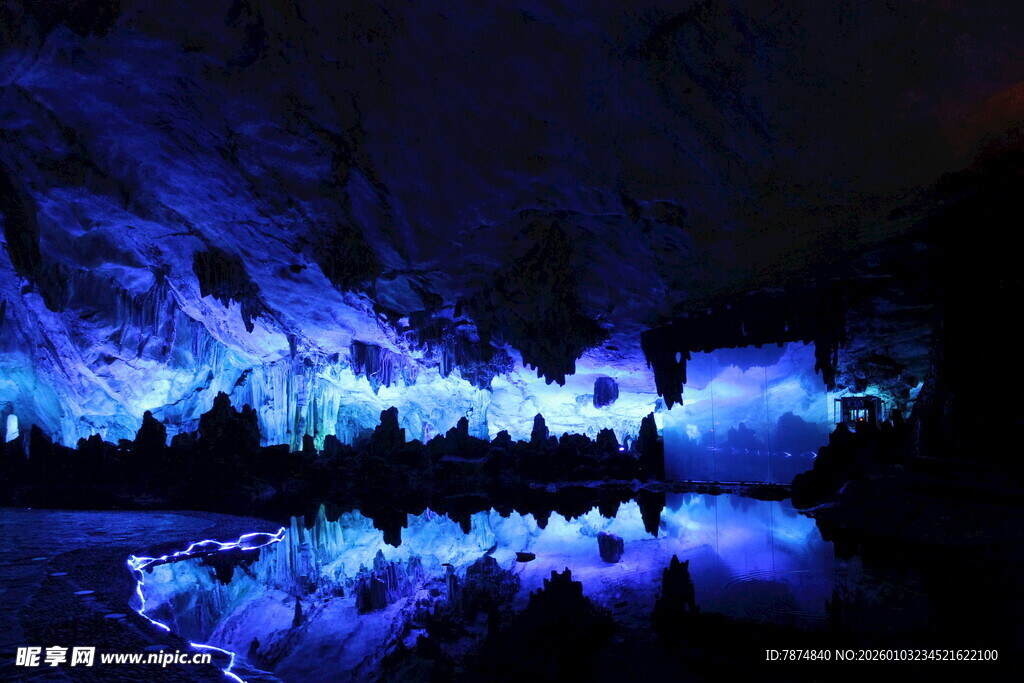 梦幻洞穴灯光倒影景观