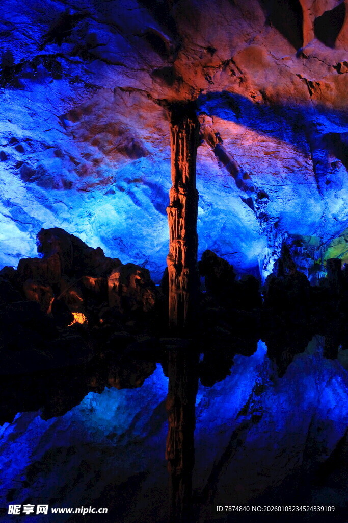 梦幻溶洞景观 光影迷人