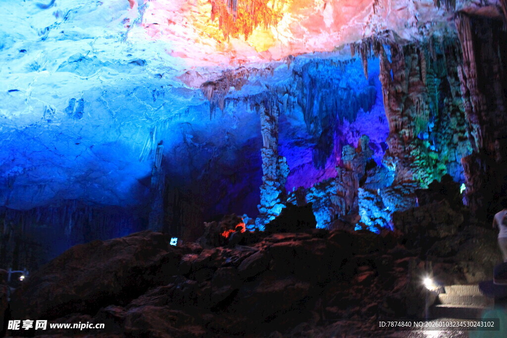 梦幻溶洞景观 色彩绚丽