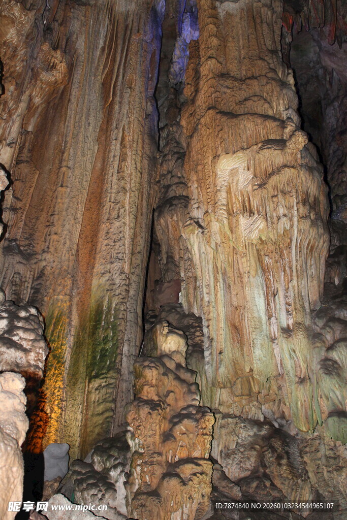 神秘壮观的溶洞钟乳石景观