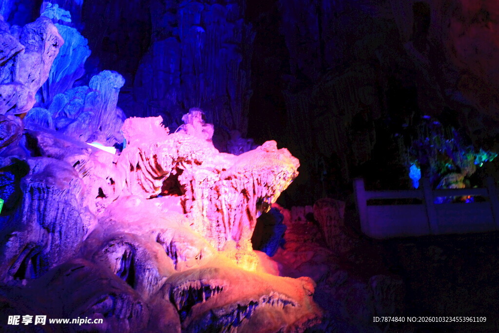 梦幻灯光下的奇幻景观