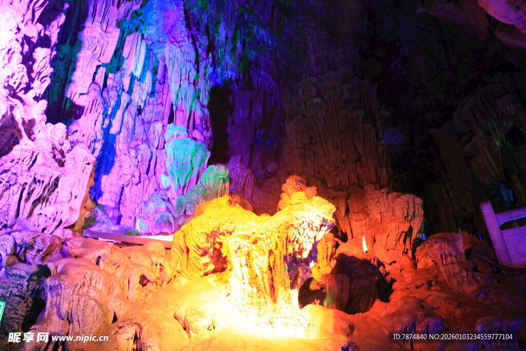 梦幻溶洞景观 五彩斑斓