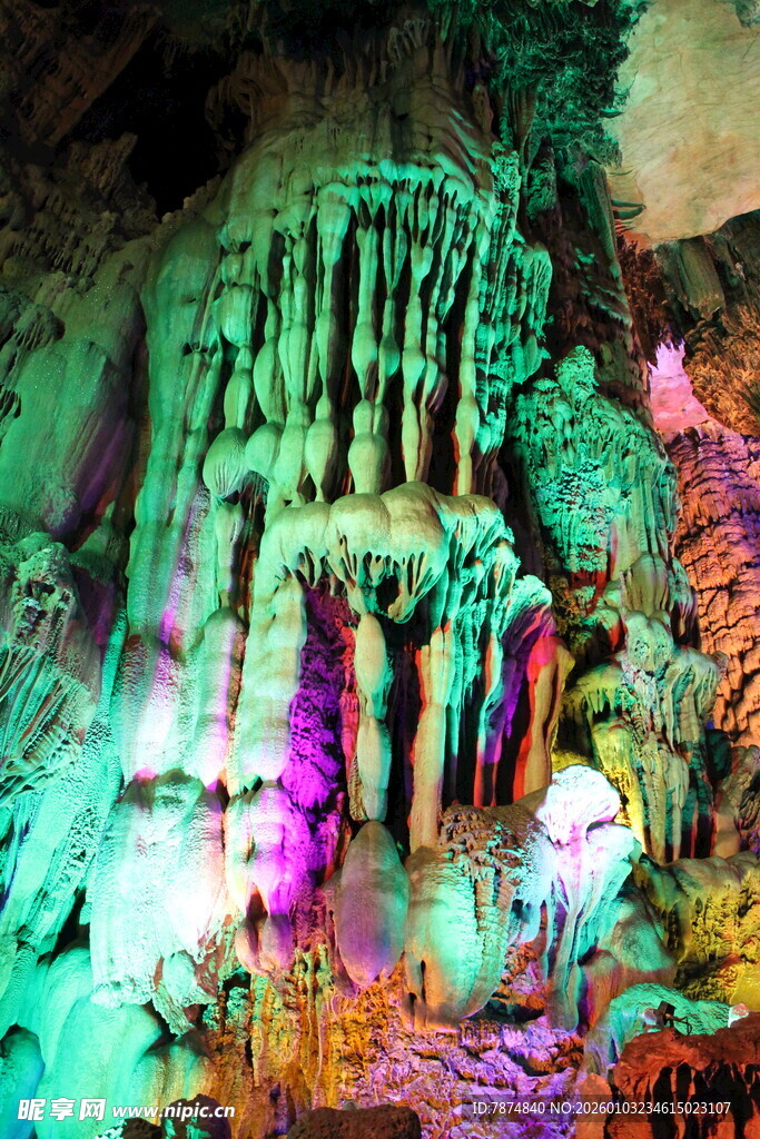 梦幻溶洞景观 色彩斑斓