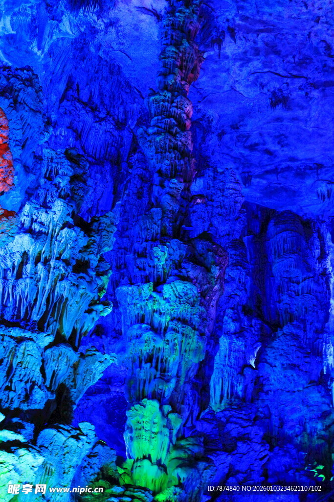 梦幻蓝色海底岩石景观