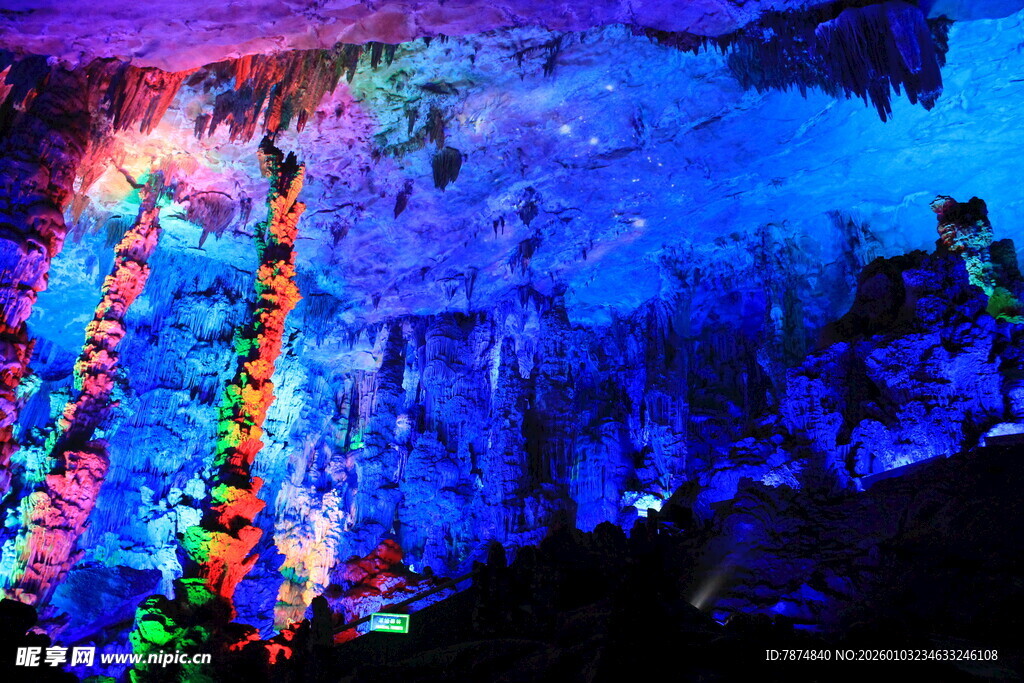 梦幻溶洞景观 色彩斑斓