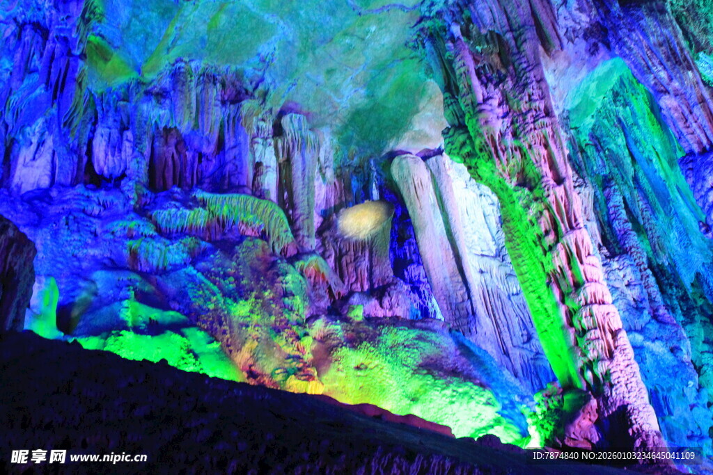 梦幻溶洞景观 色彩斑斓