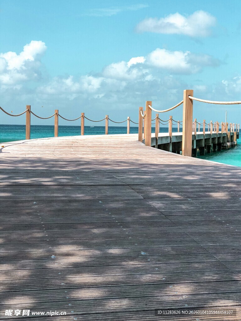 海边木质栈桥风景