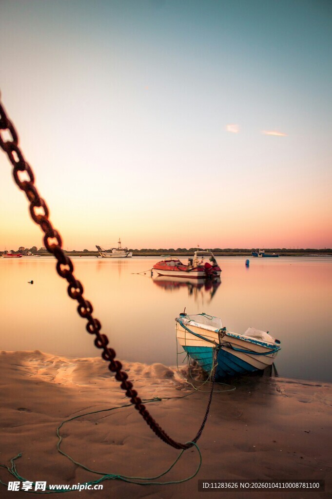夕阳下湖畔停泊的小船
